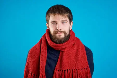 Мужчина с красным шарфом, портрет крупным планом