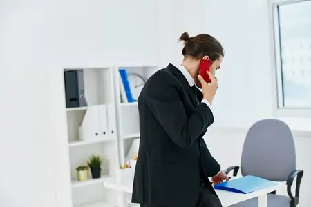 Бизнесмен работает с официальными документами в офисе, используя современные технологии