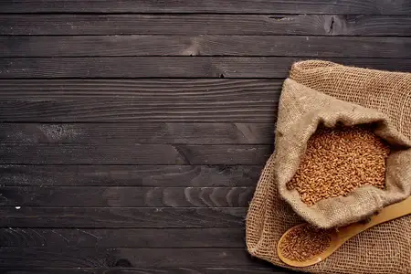Крупы в пакете, кухонные продукты крупным планом
