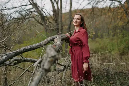 Мягкий осенний свет и приглушенные тона создают умиротворенное, аутентичное настроение, когда одинокий субъект опирается на выветренные ветки, вызывая приземленные эмоции, спокойную уверенность и…