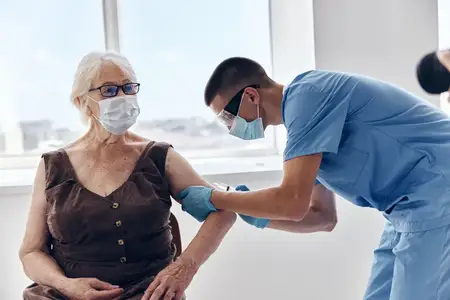 Пациент и врач с вакцинным паспортом во время лечения пациента
