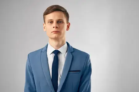 Улыбающийся мужчина в костюме, работающий в офисе менеджер