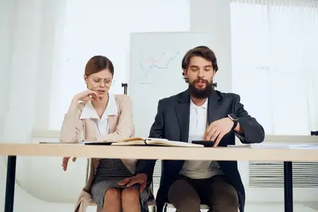 Начальник кричит на женщину в офисе, недовольство, работа, эмоции