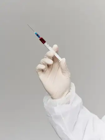Рука в медицинской перчатке в лаборатории, исследование вакцины и лечения