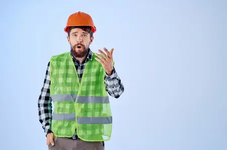 Рабочий в оранжевой каске на изолированном фоне
