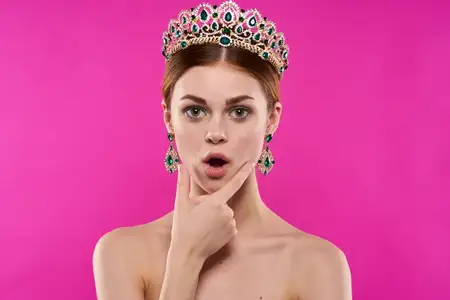 Портрет женщины, роскошь, обнаженные плечи, косметика, мода, веселье, изолированный фон
