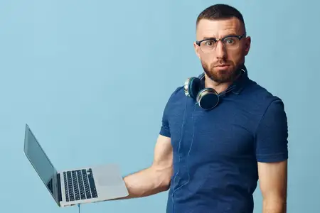 Сидящий в офисе, европеец, профессионал, технологичный, молодой, работающий с беспроводными технологиями, мужчина, взрослый, дома, за компьютером, печатающий, смотрящий, бизнесмен, на белом фоне…