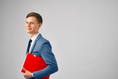 Мужчина в костюме с красной папкой для документов, офис, официально