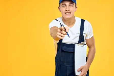 Мужчина в рабочей форме с документами