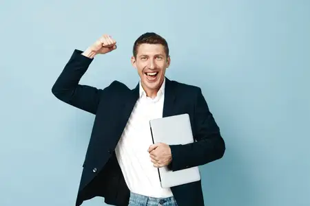 Успешный мужчина с бородой на светлом фоне