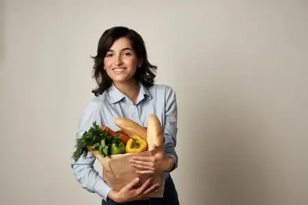 Милой брюнетке доставили сумку с продуктами из супермаркета