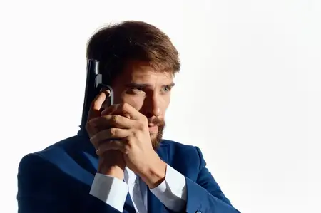 Бизнесмен в костюме с пистолетом в руках, детектив, осторожность, преступление