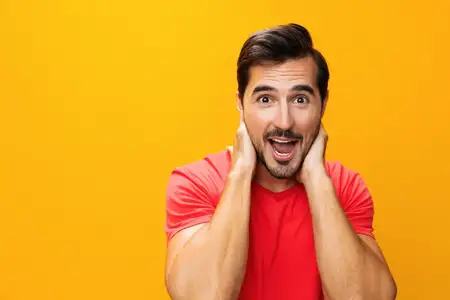 Рука мужчины, стиль, уверенный, модель, парень, портрет, жест, изолирован, желтый, смеющийся, образ жизни, мода, копия, трендовый, на заднем плане улыбающийся, пространство, студия, улыбка