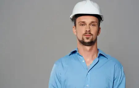 Деловой мужчина в каске на голове, строитель, архитектор