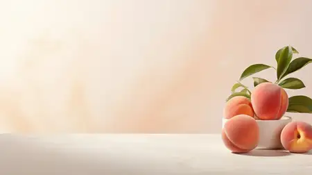 Свежий, полезный и вкусный: сочный фруктовый салат из красных фруктов на деревянном фоне