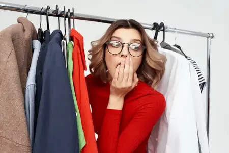 Жизнерадостная женщина в красной куртке возле гардероба, изолированный фон для розничной торговли
