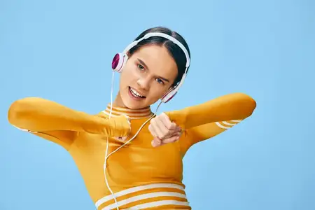 Спортивная женщина выполняет динамичную тренировочную позу под музыку из наушников, на фоне ярких цветов и современного фона, демонстрируя фитнес, здоровье и активный образ жизни