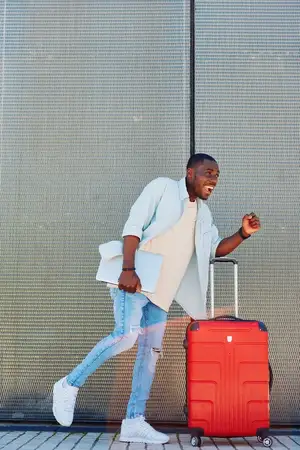 Парень, мужчина, отдых, идет с чемоданом, современный, на открытом воздухе, портрет, город, снаружи, поездка, молодой, смотрит, афро, мужчина, образ жизни, сумка, мода, чернокожий, путешественник…