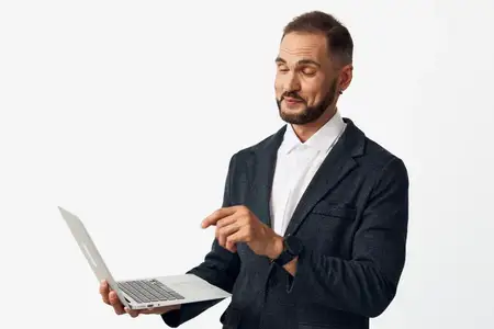 Опытный руководитель демонстрирует спокойную решимость и задумчивое выражение лица, что предполагает лидерство, стратегию и продуктивное сотрудничество в корпоративной сцене