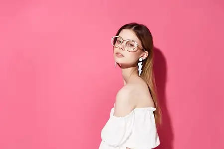Симпатичная женщина с декором и косметикой на роскошном розовом фоне с узором