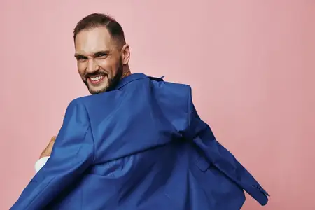 Это изображение передает жизнерадостное, профессиональное настроение с акцентом на характер, уверенность, энергию и оптимизм, подходит для тем бизнеса, лидерства и корпоративных эмоций