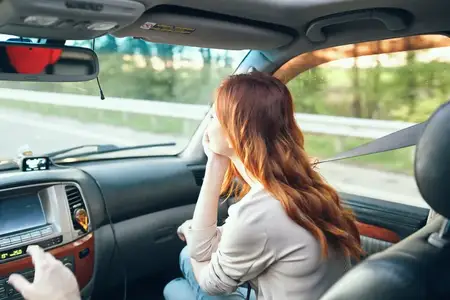 Женщина-попутчица в салоне автомобиля на переднем сиденье