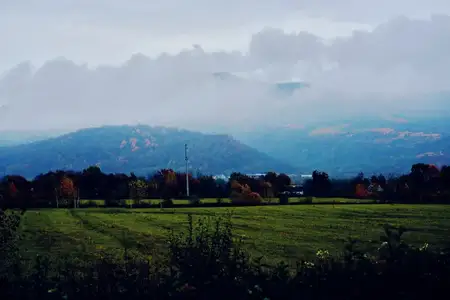 Горы, зелёная трава, горы в тумане