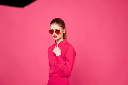 Женщина в розовой рубашке и коричневых очках, обрезанный вид, модная модель, эмоции, жестикулирующие руки, портрет