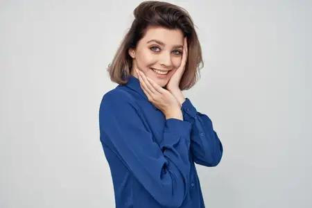 Деловая женщина в очках, профессиональная уверенность, светлый фон