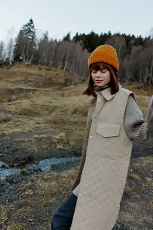 Турист в осенней одежде на фоне природы и деревьев