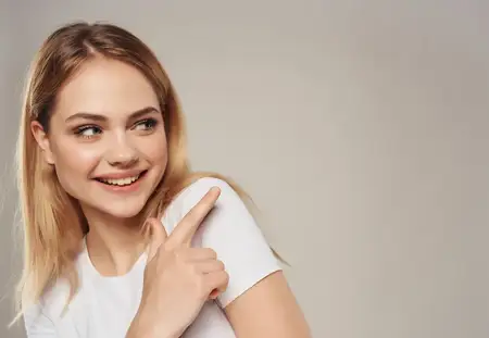 Красивая блондинка в белой одежде с привлекательным взглядом, счастливый образ жизни на светлом фоне
