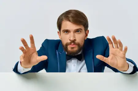 Бизнесмены держат в руках белый лист бумаги на изолированном фоне, что символизирует маркетинг