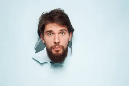 Эмоциональный мужчина прорывается сквозь фон
