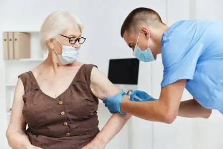 Врач со шприцем, иммунизация, безопасность в медицинских масках