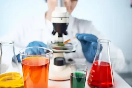 Лабораторные химические растворы используются для проведения научных экспериментов и исследований