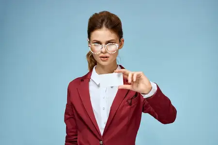 Элегантная женщина в красной куртке, визитная карточка, официальный, уверенный образ жизни на синем фоне
