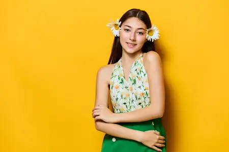 Женщина, женского пола, очаровательная, брюнетка, модная, веселая, человек, студия, цветок, красивая, желтый, забавная, стильная, счастливое лицо, милая, ромашка, стильная, счастье, молодая