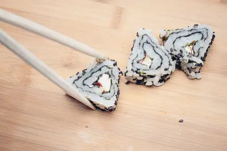 Суши, палочки, ресторан, деревянная разделочная доска, азиатская еда