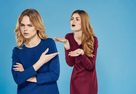Две женщины в платьях