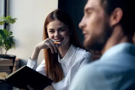 Деловой мужчина и женщина общаются в кафе