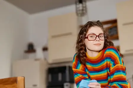 Она слегка наклоняется вперед на стуле