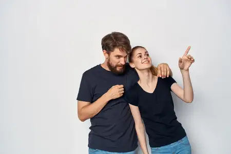 Молодая пара, дружба, общение, романтика, солнцезащитные очки, светлый фон