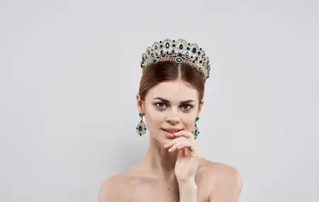 Красивая женщина с обнаженными плечами, диадема, украшения, принцесса, ювелирные изделия