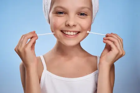 Весёлая девушка с полотенцем на голове, уход за кожей