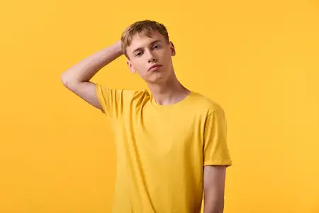 Желтая рубашка, молодой человек, желтый фон, непринужденная поза, студийный снимок, мода, уверенное настроение с чистыми линиями, смелой цветовой палитрой и мягким освещением, чтобы…