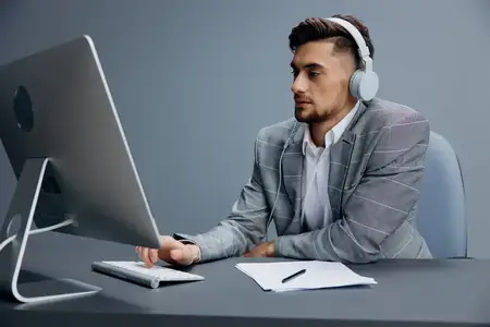 Бизнесмены работают за компьютером в наушниках в офисе на изолированном фоне