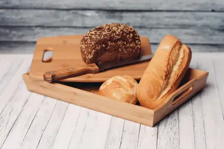 Домашняя выпечка на деревянном подносе, закуска, свежий вкус