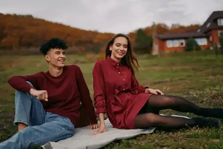Теплая, уютная деревенская сцена с мягким пасмурным светом и повседневной одеждой, вызывающая чувство комфорта, доверия и искренних эмоций, подчеркивая аутентичность и достоверность в спонтанном…