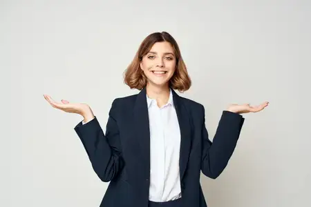Деловая женщина-менеджер работает в офисе, профессиональный снимок на светлом фоне