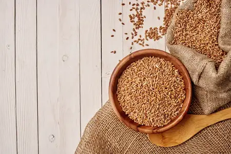 На столе рассыпаны хлопья, вид сверху на кухонные продукты